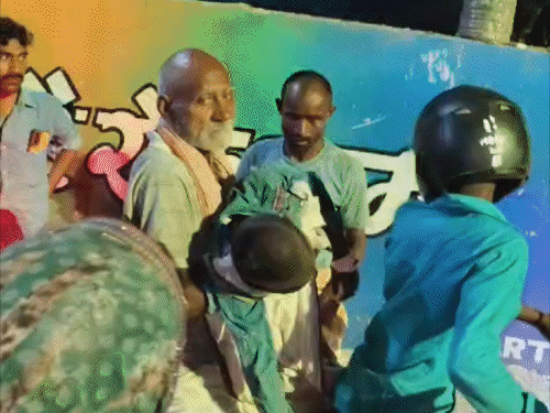 भागलपुर में जहीरले सांप ने बच्चे को काटा:बाइक से मायागंज लेकर पहुंचे परिजन, पिता बोले- कंधे पर लेकर घूमता रहा, एंबुलेंस तक नहीं मिला