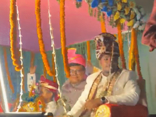 लग्जरी गाड़ी छोड़ बैलगाड़ी पर चढ़े JDU विधायक:दूल्हे के साथ 10KM तक सफर, बेगूसराय से समस्तीपुर तक निकली ‘देसी बारात’