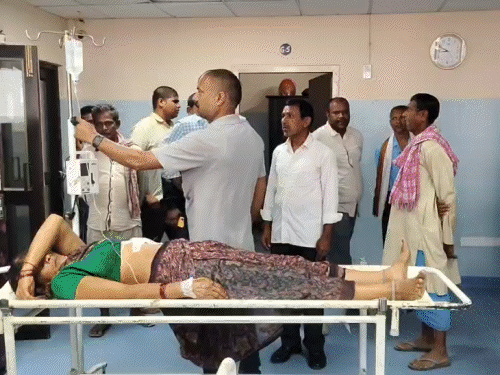 नालंदा में पुआल हटाने के विवाद में खूनी संघर्ष:घर पर चढ़कर मारपीट और फायरिंग; पति को बचाने में महिला को लगी गोली, पटना रेफर