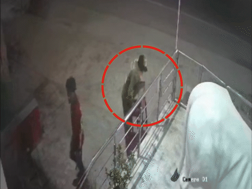 मुजफ्फरपुर के बाबा भद्रेश्वर नाथ मंदिर में चोरी:दान पेटी और कीमती सामान ऑटो में लादकर ले उड़े, चोरों की तस्वीर सीसीटीवी में कैद