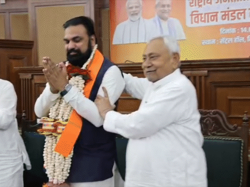 36 घंटे से घर से बाहर नहीं निकले नीतीश:सुबह उठे, चाय पी, लेकिन कोई मिलने नहीं आया; CM पद छोड़ने के बाद नीतीश की दिनचर्या