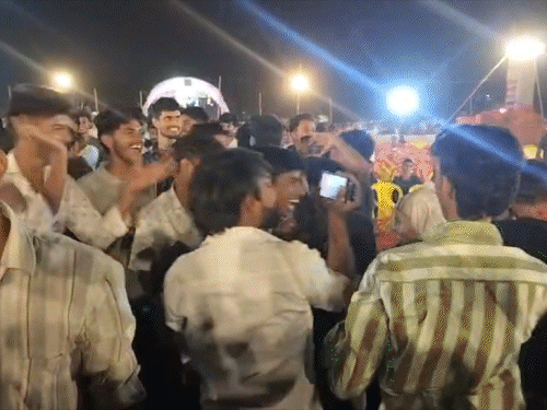 विश्व शांति महोत्सव में जीतनराम मांझी के सामने फेंकी कुर्सी:खान सर के नहीं आने से नाराजगी, छात्र बोले- भीड़ जुटाने के लिए उनके नाम का इस्तेमाल हुआ