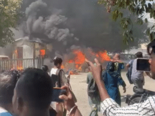 नोएडा में श्रमिकों के लिए हेल्पलाइन शुरू:कॉल सेंटर बनाकर शिकायतों के तुरंत निवारण, इस 0120-4126892 पर करे शिकायत