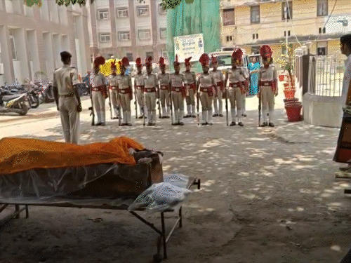 बेटी की शादी के 1 दिन पहले पिता की मौत:मधेपुरा के पुलिस कॉन्स्टेबल को आया हार्ट अटैक, पटना पुलिस लाइन में दिया गया गार्ड ऑफ ऑनर