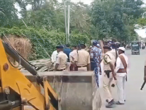 दरभंगा में आरओबी निर्माण को लेकर निगम ने हटाया अतिक्रमण:सड़क किनारे अवैध कब्जों को बुलडोजर से तोड़ा, अधिकारी बोले- लगातार जारी रहेगा कैंपेन