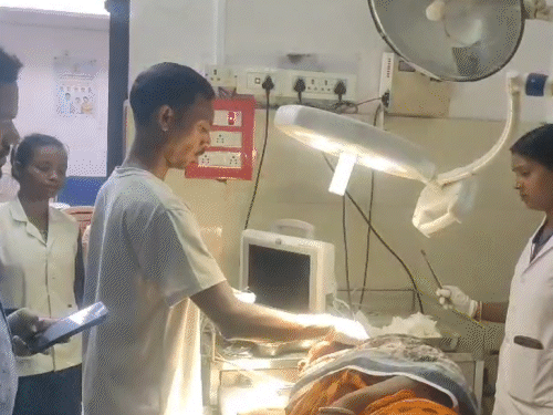 पाकुड़ में टोटो पलटने से 8 लोग घायल:शादी से लौट रहे थे सभी, चार गंभीर, खाई में गिरता तो हो सकता था बड़ा हादसा