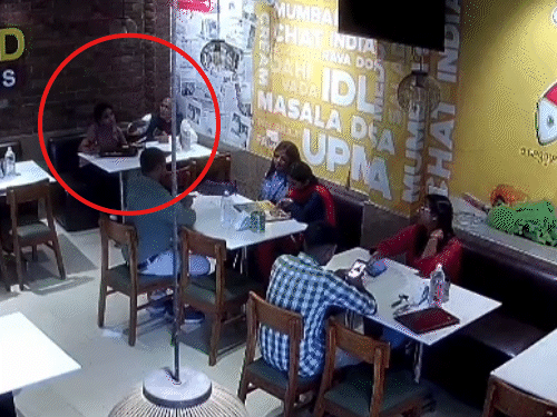 पूर्णिया में प्रोफेसर-पीएचडी छात्रा का वीडियो वायरल:रेस्टोरेंट में एक प्लेट में डोसा खाते दिखे, नजदीकियों पर छात्रों ने उठाए साल; VC ने दिए जांच के आदेश