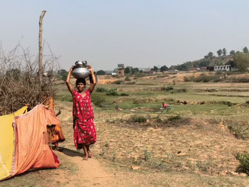गिरिडीह में गंदा पानी पीने को मजबूर हुए ग्रामीण:कुआं सूखा और बेकार हुआ जलमिनार, 300 लोग और पशु एक ही गंदे डाड़ी के भरोसे