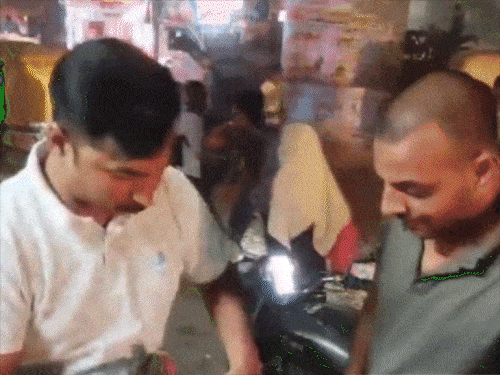 इंस्पेक्टर पर 50 लाख की रंगदारी मांगने का आरोप:पटना में कारोबारी बोला- केस में फंसाने की धमकी दी, बीच सड़क दोनों में गाली-गलौज, हंगामा