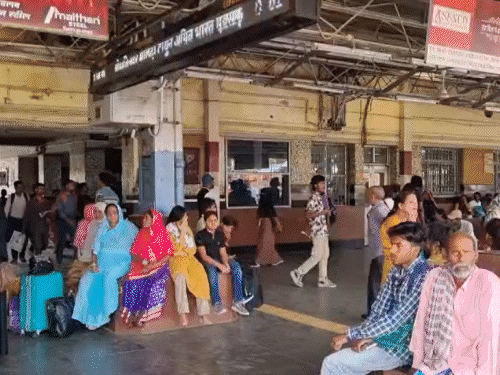 भागलपुर रेलवे स्टेशन पर यात्रियों की भीड़:दिल्ली से वापस लौटे मजदूर, कहा- गैस की कीमत बढ़ी; बाहर परेशानी हो रही
