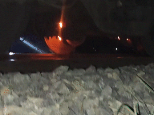 मधेपुरा में कोसी एक्सप्रेस के निचले हिस्से में लगी आग:पटना से पूर्णिया जा रही थी ट्रेन, आधे घंटे तक रुकी रही, यात्री सुरक्षित