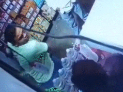 4 रुपए के लिए सिपाही ने दुकानदार पर तानी पिस्टल:मुजफ्फरपुर में लस्सी पीने के बाद हुई कहासुनी, वीडियो वायरल होते ही सस्पेंड; FIR दर्ज