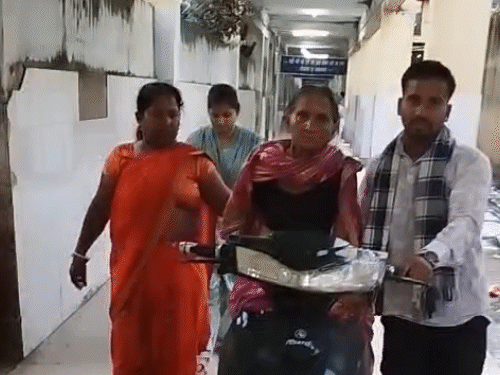 स्ट्रेचर नहीं मिला, स्कूटी से मरीज को ले गए परिजन:मगध मेडिल कॉलेज में दादी को भर्ती कराया था, समय पर न इलाज मिला और न डॉक्टर पहुंचे