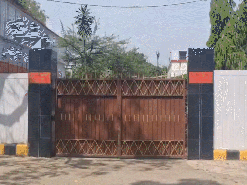 BRA बिहार यूनिवर्सिटी के VC आवास पर सुतली बम फेंका:सिक्योरिटी गार्ड के कमरे के बाहर फटा बम, सीसीटीवी में दिखे स्कूटी सवार दो बदमाश