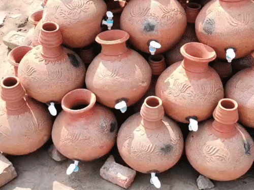 भागलपुर में गर्मी से हाल बेहाल, पारा 40°C पहुंचा:मिट्टी के बर्तन की बढ़ी डिमांड, दुकान पर सुराही और घड़ा खरीदने पहुंच रहे हैं लोग