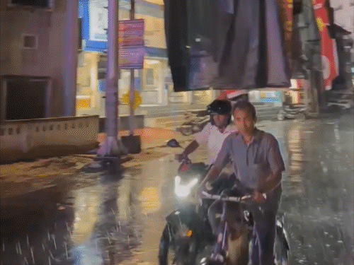 मुजफ्फरपुर में बदला मौसम का मिजाज, तेज आंधी-बारिश:सरैया में मकान पर गिरा पेड़, कुढ़नी में सड़क पर गिरा पोल; कई इलाकों में बिजली बाधित