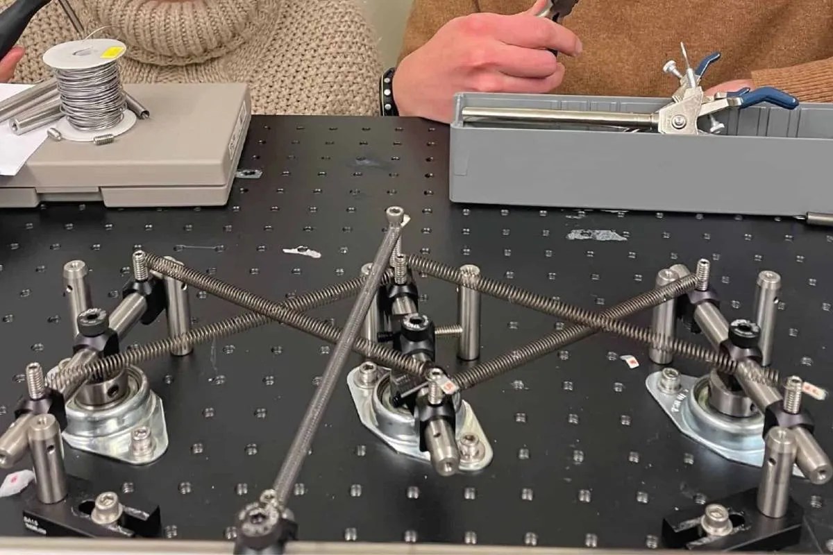 बिना बिजली और चिप से बनाया ‘मैकेनिकल कंप्यूटर’, स्प्रिंग्स-बोल्ट से कर रहा गणित