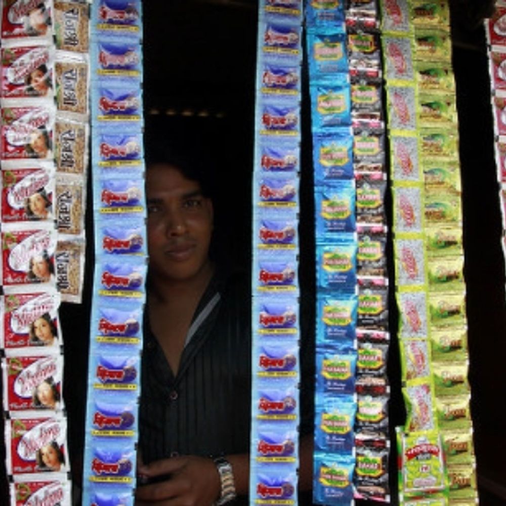 गुटखा-तंबाकू के प्लास्टिक पाउच पर रोक लगेगी:इको-फ्रेंडली मटेरियल से पैकिंग अनिवार्य करने की तैयारी, FSSAI ने ड्राफ्ट पेश किया