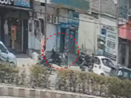 बैंक ऑफ महाराष्ट्र में दिनदहाड़े डकैती:हथियार लेकर घुसे 5 बदमाश, फायरिंग कर 20 मिनट में लूटा 35 लाख का माल, शहर में नाकाबंदी