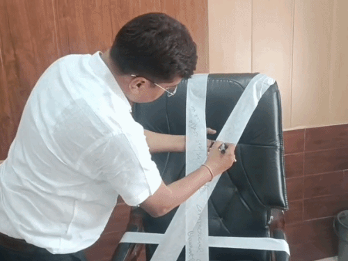 हिंडौन PWD XEN की कुर्सी-टेबल कुर्क:सड़क बनाने के बाद ठेकेदार को 2 करोड़ रुपए का भुगतान नहीं किया था