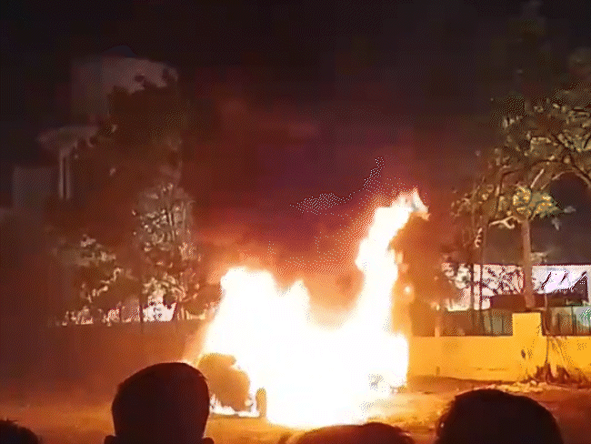 इंदौर में आग से मर्सिडीज कार जलकर खाक:दो बाइक भी जलीं, दमकल की गाड़ियां पहुंची और आग को फैलने से रोका