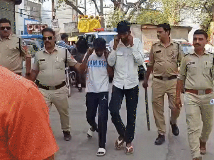 बदमाशों ने सरेआम मारपीट करते हुए चाकू चलाए-VIDEO:पुलिस ने सिखाया सबक, दोनों को कान पकड़कर उसी क्षेत्र में घुमाया