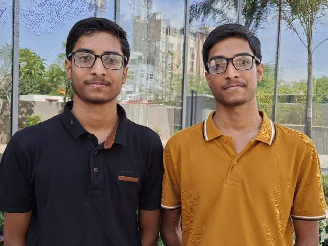 पिता ने पैसे उधार लेकर पढ़ाया, बेटी की 99% बनी:ऑटो ड्राइवर के बच्चों के 97.80% अंक आए; जुड़वा भाइयों ने 97% व 96.4% नंबर हासिल किए