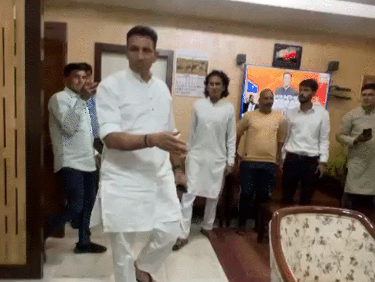 दिल्ली से लौटे पीएस विधानसभा पहुंचे, कांग्रेसी भी आए:विधायक राजेंद्र भारती की सदस्यता के मामले में अचानक बढ़ी सरगर्मी