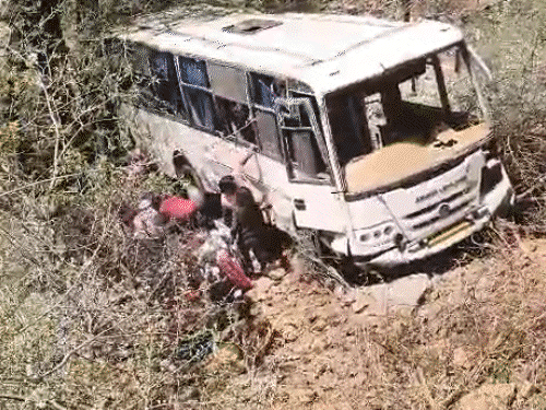31 सवारियों से भरी बस खाई में गिरी,बच्चे की मौत:अजमेर से पुष्कर जा रही थी, 150 फीट नीचे गिरी; 5 की हालत गंभीर