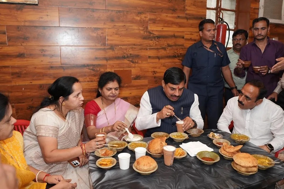 बनारस में ये करने से खुद को रोक नहीं पाएं सीएम मोहन यादव, रुकवा दिया काफिला