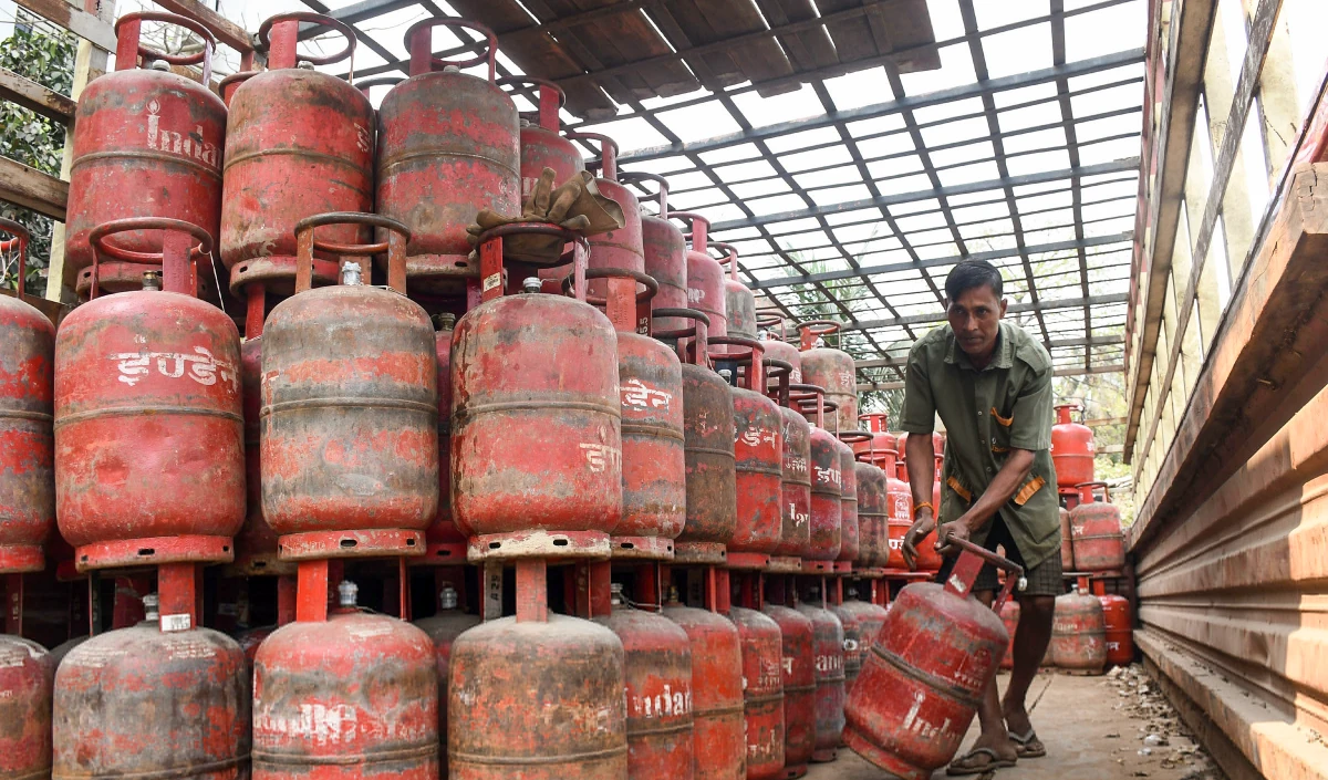 Commercial LPG Price Hiked | ईरान युद्ध का असर! कमर्शियल LPG सिलेंडर ₹195.5 महंगा, मिनी सिलेंडर के दाम भी ₹51 बढ़े