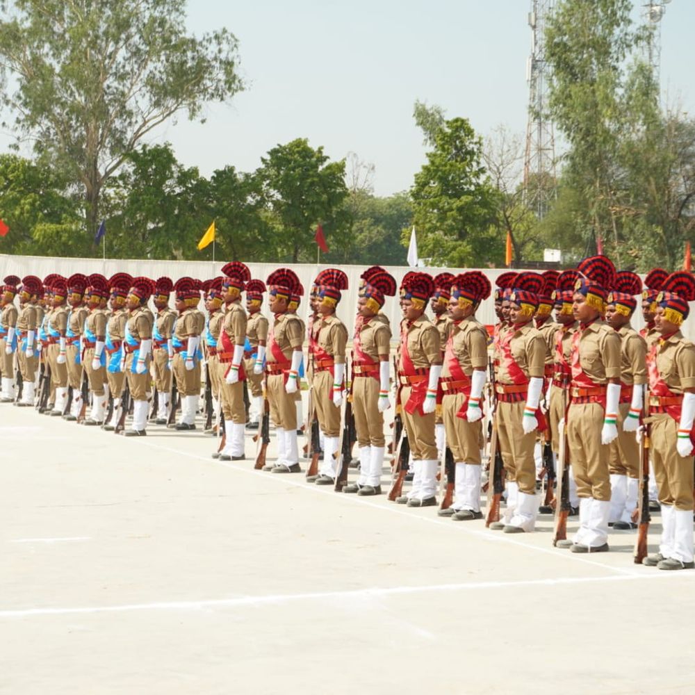 भदोही पुलिस लाइन में दीक्षांत परेड का भव्य पूर्वाभ्यास:रिक्रूट आरक्षियों के प्रशिक्षण पूर्ण होने पर अंतिम रिहर्सल पूरी हुई