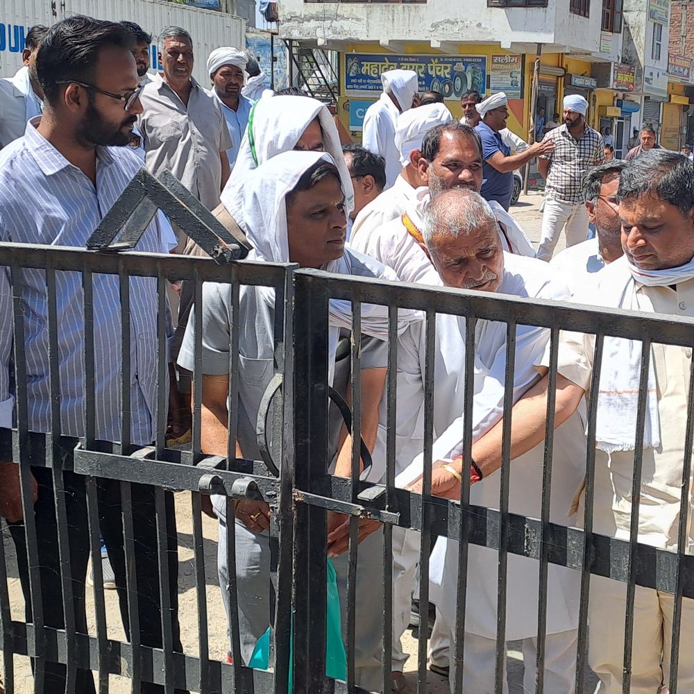 समालखा मंडी गेट पर आढ़तियों ने जड़ा ताला:बोले- नहीं हो रहा अनाज का उठान, बारदाने की कमी, गेहूं खरीद भी प्रभावित