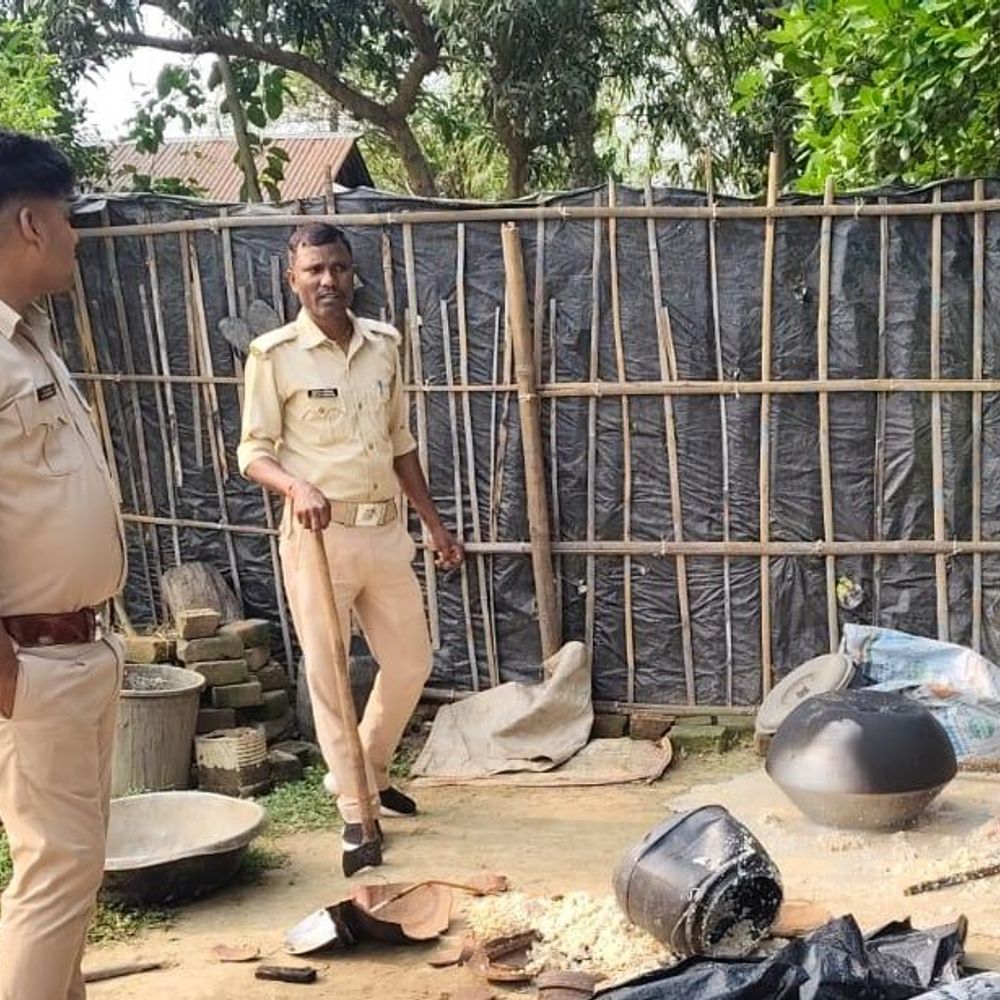 किशनगंज में 100 लीटर अर्धनिर्मित शराब नष्ट:गाड़ी चेकिंग में 264.28 लीटर विदेशी शराब बरामद