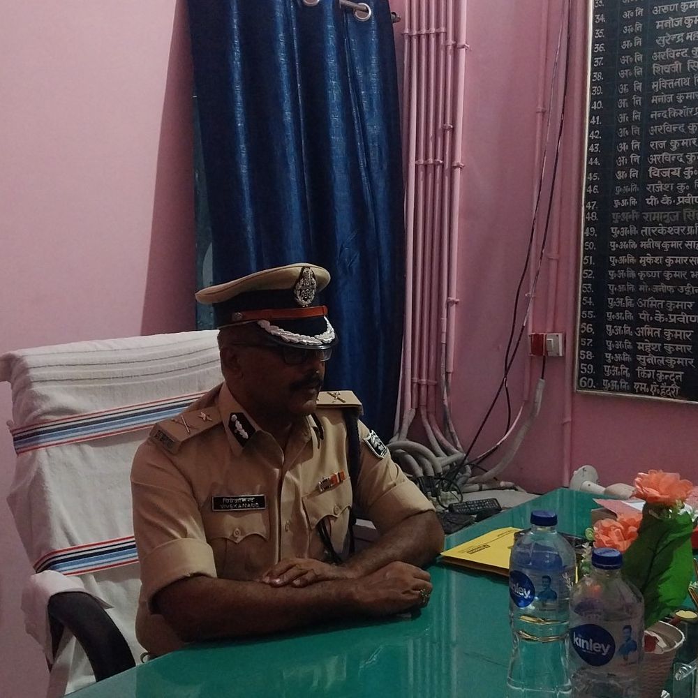 आईजी ने नरपतगंज थाना का निरीक्षण किया:लंबित मामलों पर जताई चिंता, सुधार के दिए निर्देश