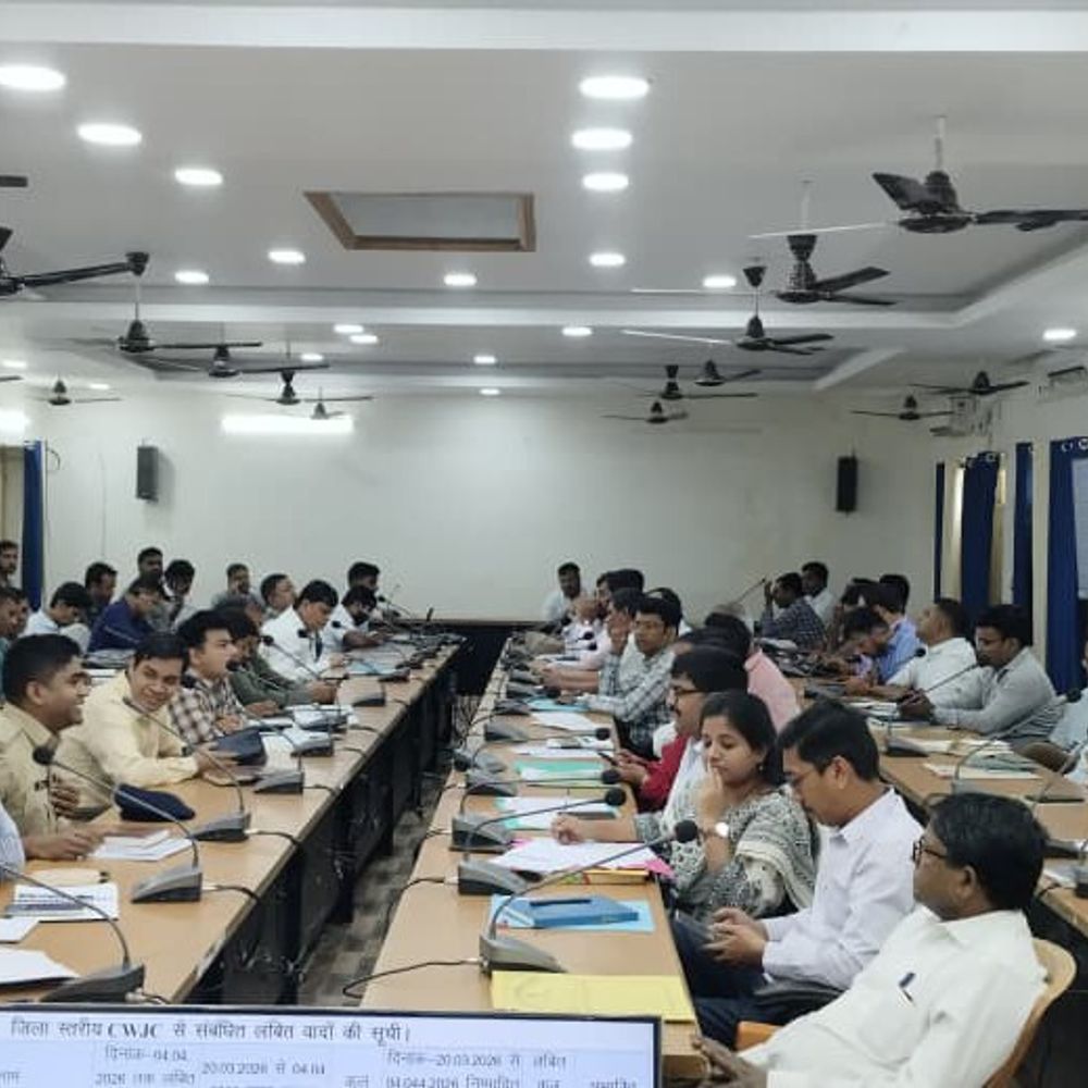 मधुबनी समीक्षा बैठक में 100 बड़े बकायादारों को नोटिस:DDC की पेंडिंग शिकायतों पर कार्रवाई, योजनाओं में तेजी के निर्देश