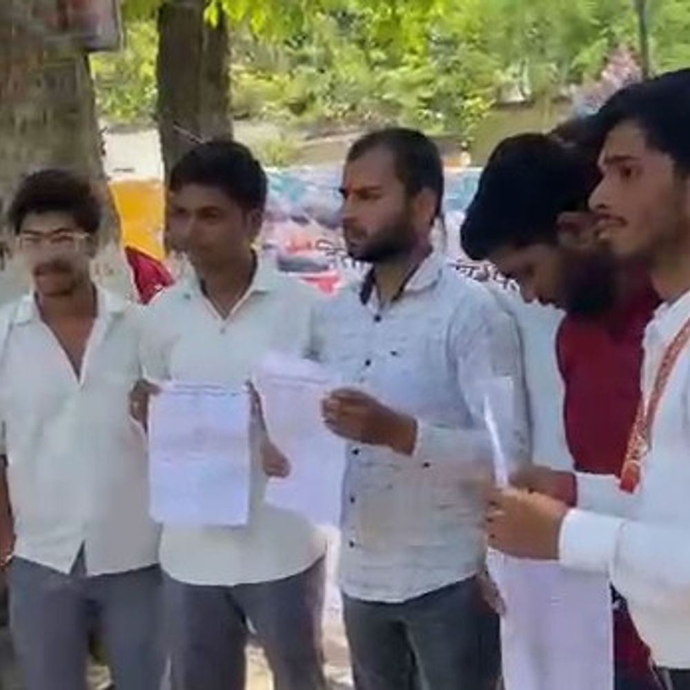 मां पाटेश्वरी विश्वविद्यालय में फीस बढ़ाने पर प्रदर्शन:एलबीएस कॉलेज में चला हस्ताक्षर अभियान, संविधान पढ़कर विरोध, उग्र आंदोलन की चेतावनी