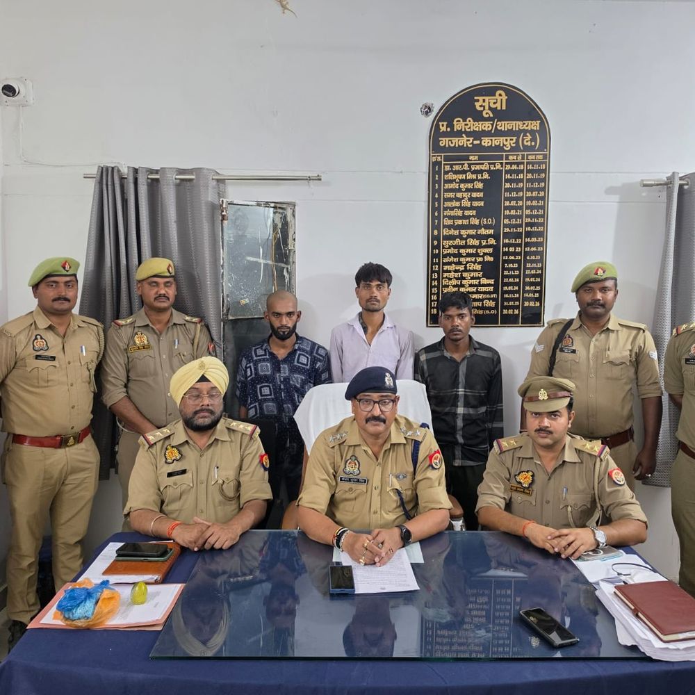 कानपुर देहात में लूट का खुलासा, तीन गिरफ्तार:नकदी, तमंचे, मोबाइल और बुलेट मोटरसाइकिल बरामद