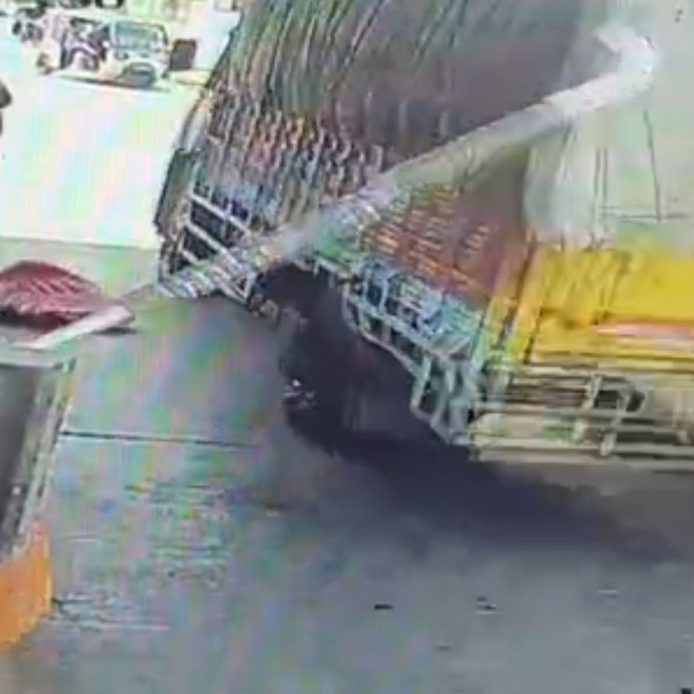 टोल बैरियर तोड़कर फरार हुआ आयशर कैंटर चालक:कर्मचारी ने कूदकर बचाई जान, तेज रफ्तार कैंटर बैरियर तोड़कर भागा; घटना CCTV में कैद