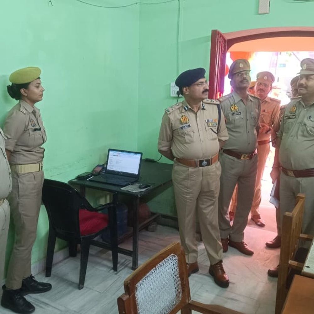 मिर्जापुर में आईजी ने कोतवाली देहात का निरीक्षण किया:ग्राम प्रहरियों को साइकिल, टॉर्च, लाठी वितरित कर दिए निर्देश