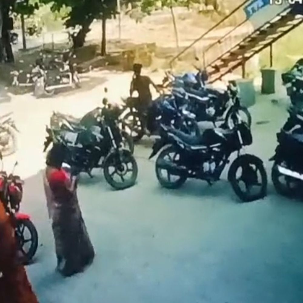 जहानाबाद में बाइक चोरी, CCTV में कैद:मखदुमपुर में बैंक के पास खड़ी की थी, चोर फरार