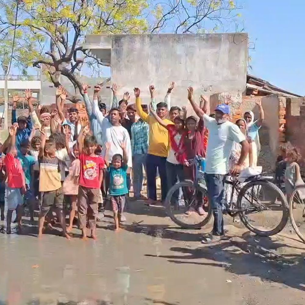 चंदौली में ग्रामीणों का विकास कार्यों की अनदेखी पर प्रदर्शन:पांच साल से टूटी सड़कें, जर्जर नालियां, जलभराव से आक्रोश