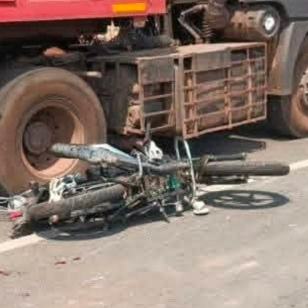 चांडिल में सड़क हादसा, एक युवक की मौत:ट्रेलर ने बाइक सवारों को मारी टक्कर, 50 फीट तक घसीटता चला गया