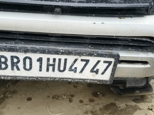 नशे में कार ड्राइवर ने ई-रिक्शा, बाइक को मारी टक्कर:कैमूर में ग्रामीणों ने लूटी शराब, पुलिस ने ड्राइवर को पकड़ा