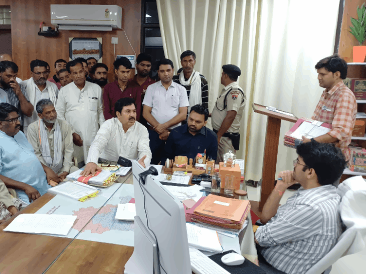 विधायक ने कलेक्ट्रेट पर किया प्रदर्शन:कलेक्टर को 50 से ज्यादा ज्ञापन सौंपे, आंदोलन की दी चेतावनी