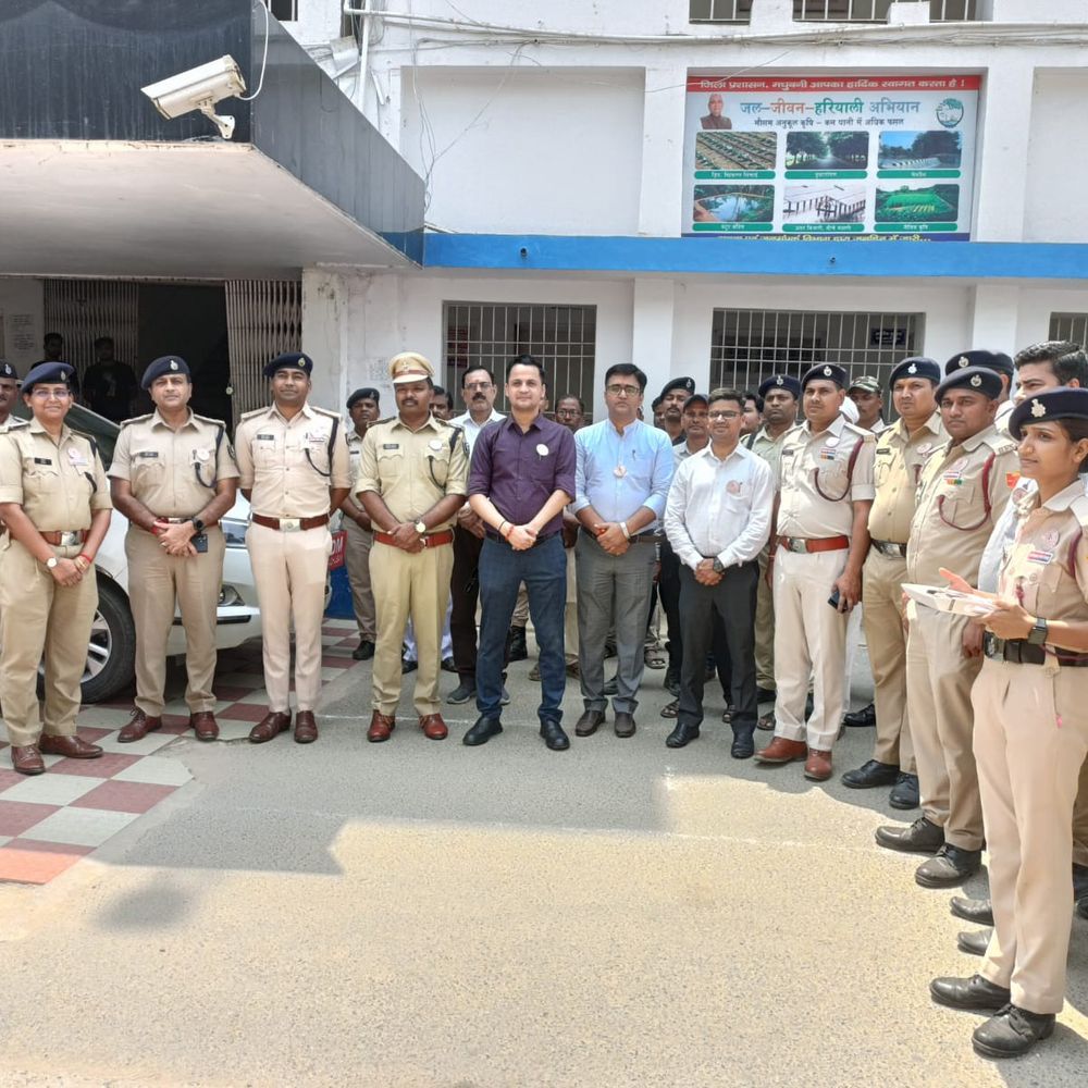 मधुबनी में अग्निशमन सेवा सप्ताह शुरू:DM-SP ने बैच पहन कर किया विधिवत शुभारंभ