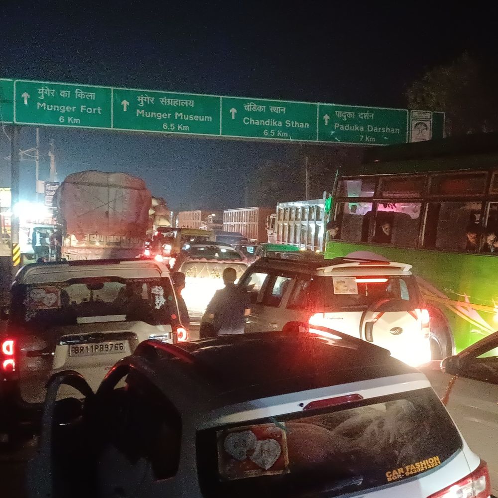 NH-80 पर 2 घंटे तक जाम में फंसे रहे बाराती:मुंगेर में तेलिया तालाब से नौवागढ़ी तक 200 वाहन फंसे, वन-वे परिचालन के कारण परेशानी
