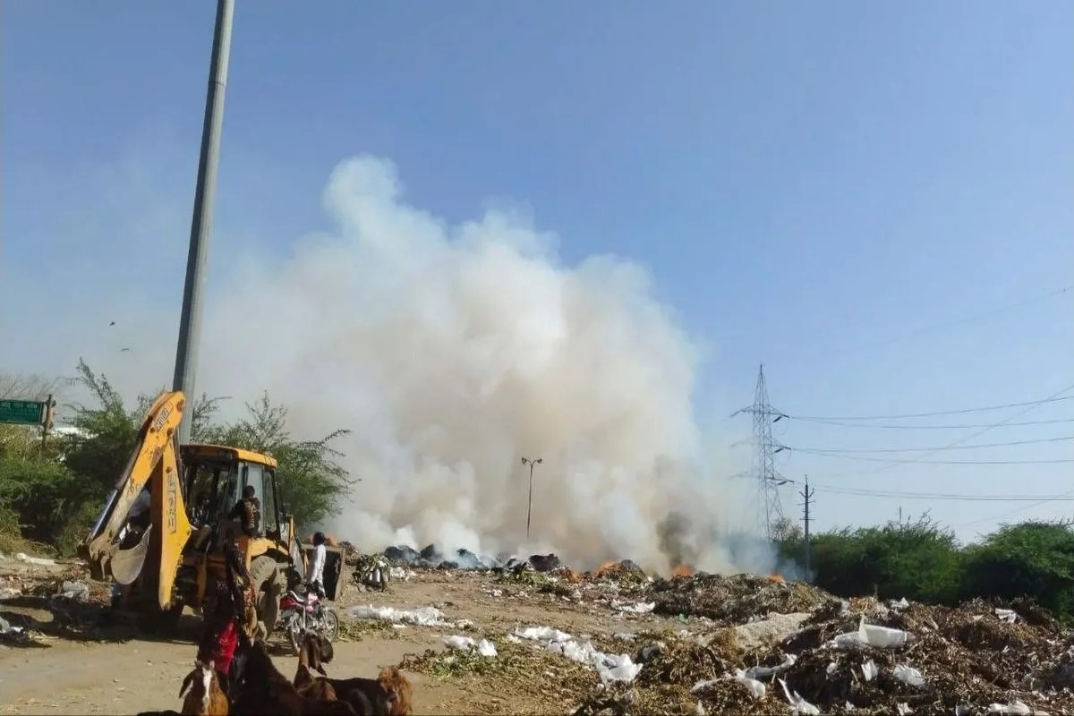 मुहाना मंडी में कचरे में आग, एक किलोमीटर दूर तक दिखाई दिया धुआं