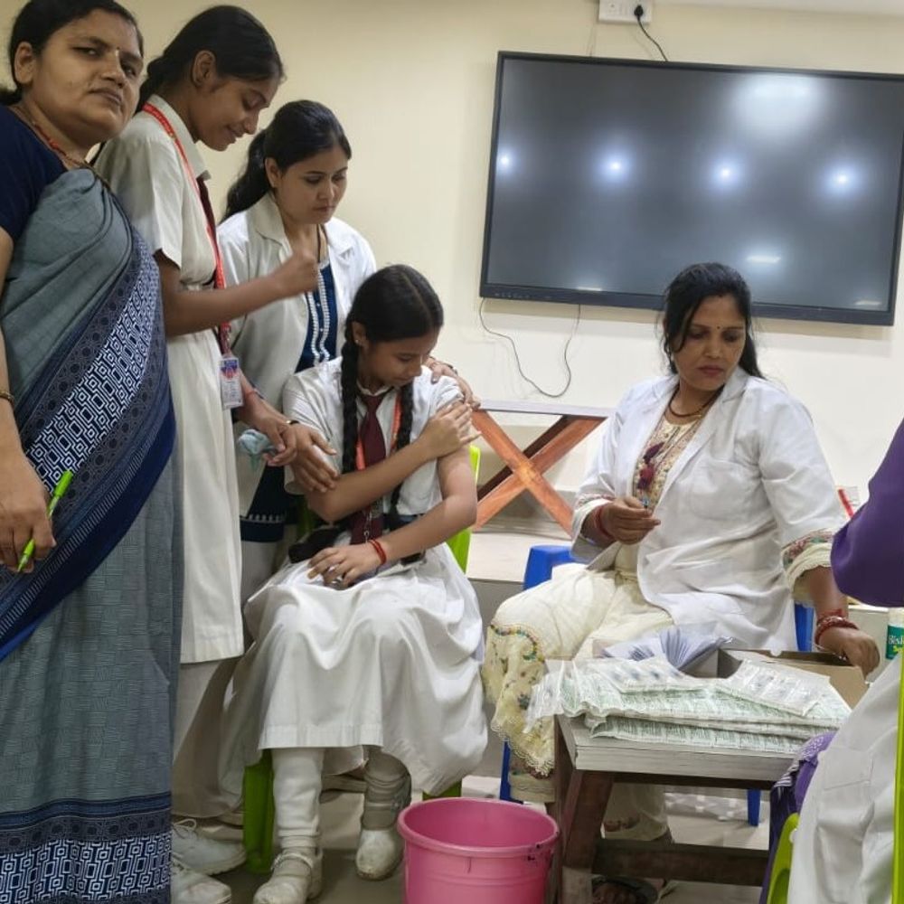 मधुबनी में एचपीवी टीकाकरण मेगा कैंप:200 से अधिक छात्राओं को मिला सर्वाइकल कैंसर से बचाव का टीका