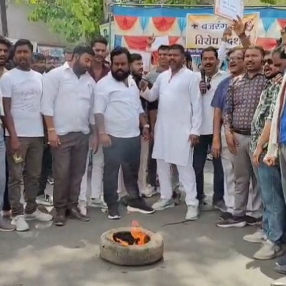मंदसौर में विहिप-बजरंग दल का लव जिहाद के खिलाफ प्रदर्शन:गांधी चौराहा पर टायर जलाकर की नारेबाजी;